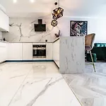 Modern And Stylish- Golden Apartments- City Center&G30